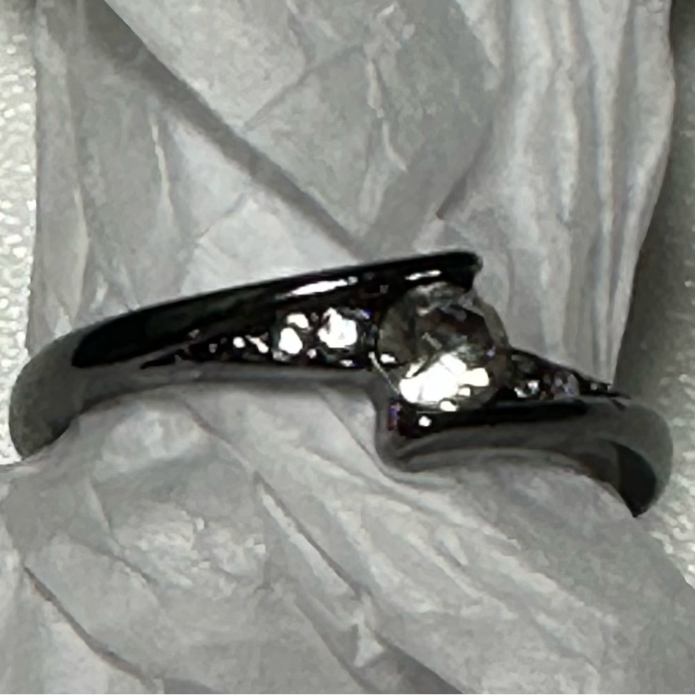 Sz. 7 Black Metal Band w/Cubic Zirconia